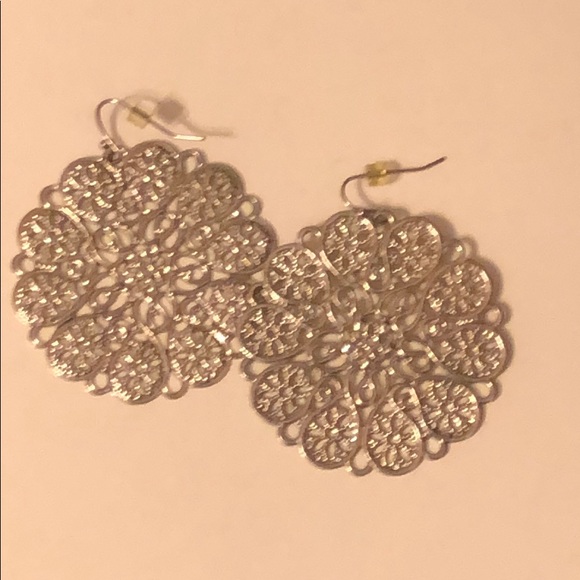 Fashion silver round flower earrings - Picture 3 of 5